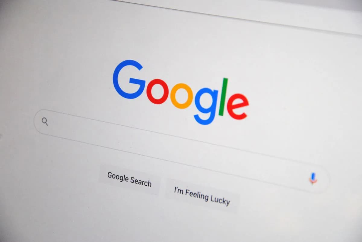 Η σελίδα αναζήτησης της Google σε μια οθόνη