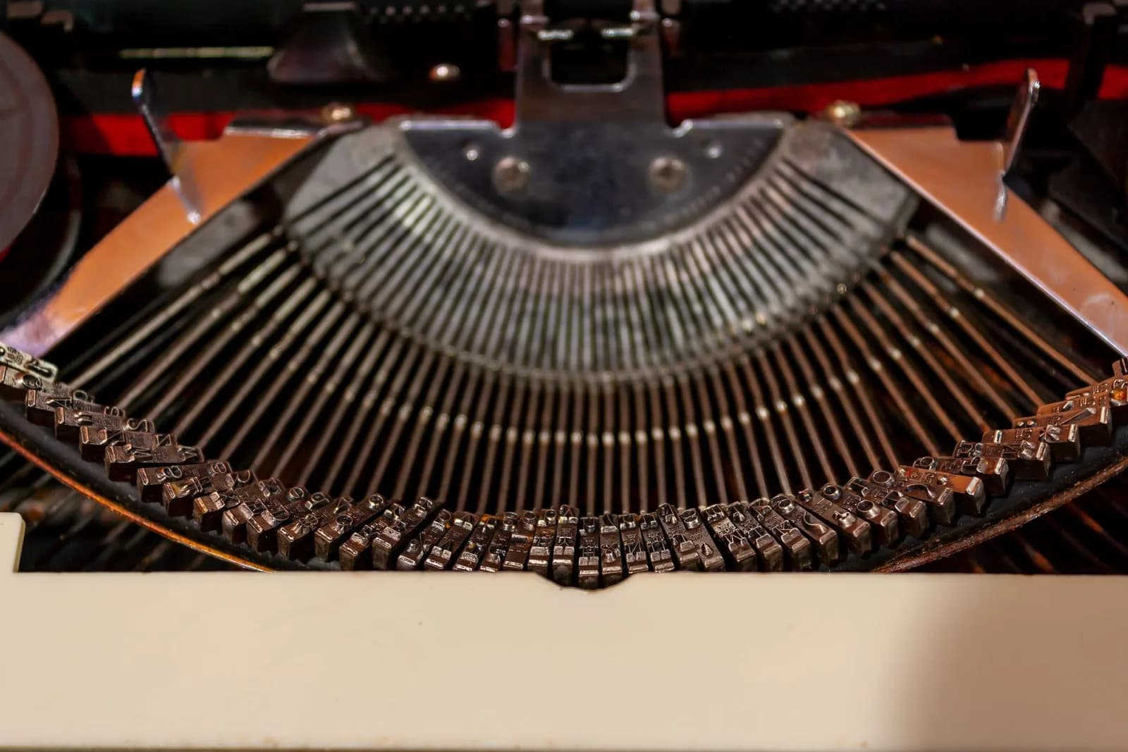 Detailed view of metal typebars inside a vintage typewriter in Mérida, Venezuela.