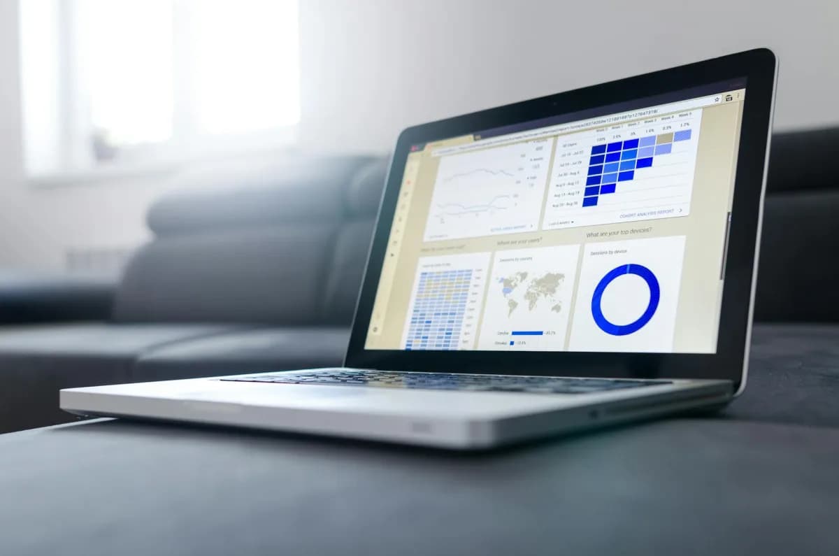 Un dashboard de analytics pe un monitor