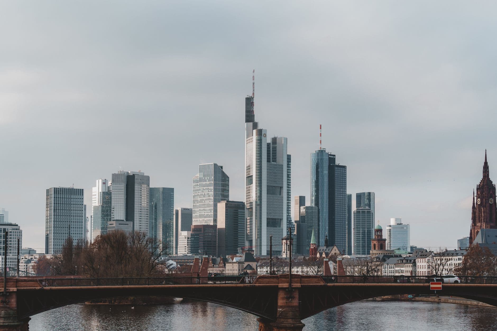 O linie de orizont a unui oraș european peste un râu