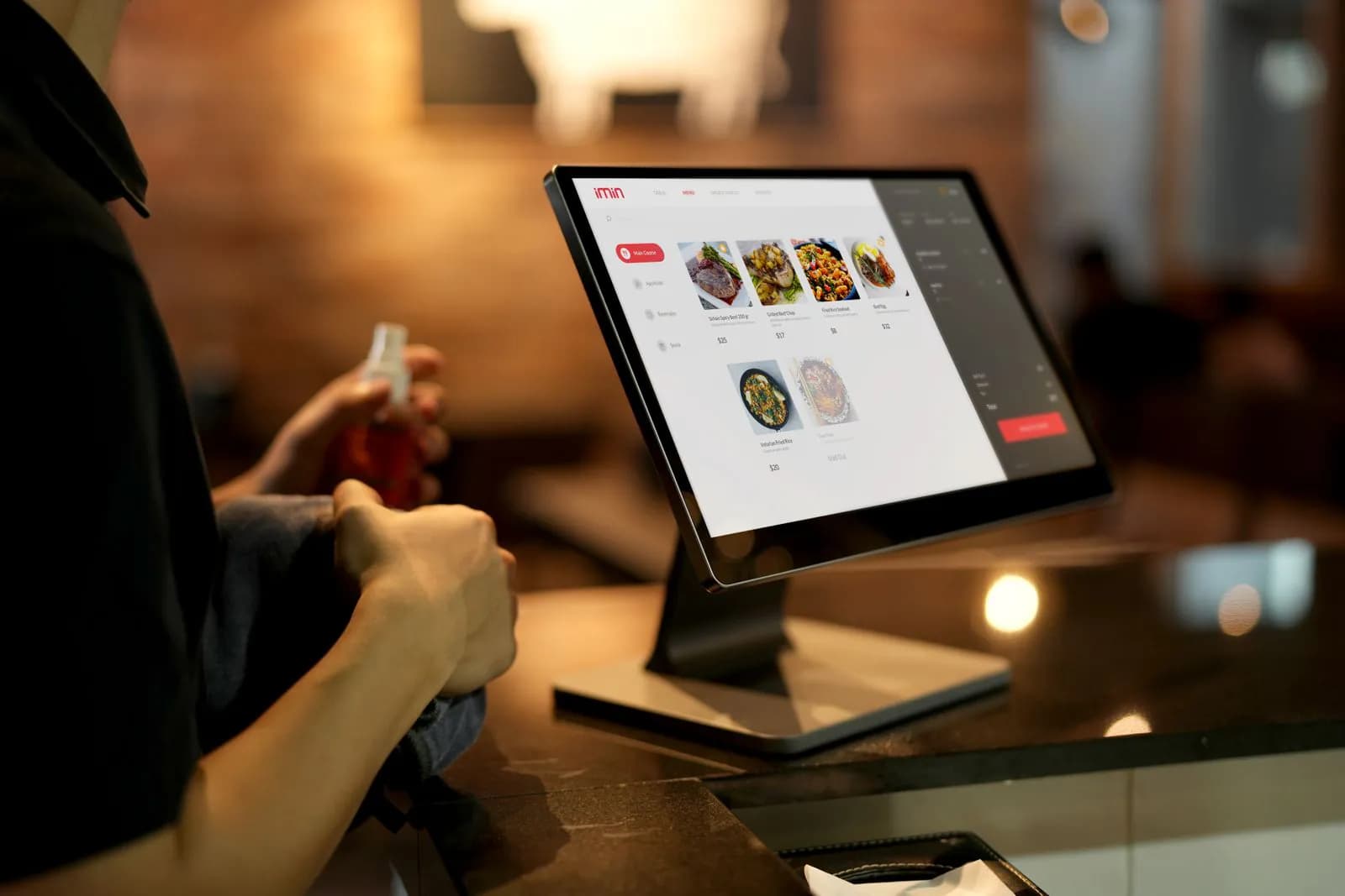 Un manager de restaurant verificând comenzile pe o tabletă