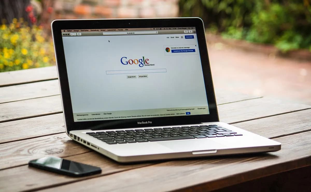 Notebook s otvorenou stránkou Google, na drevenom stole